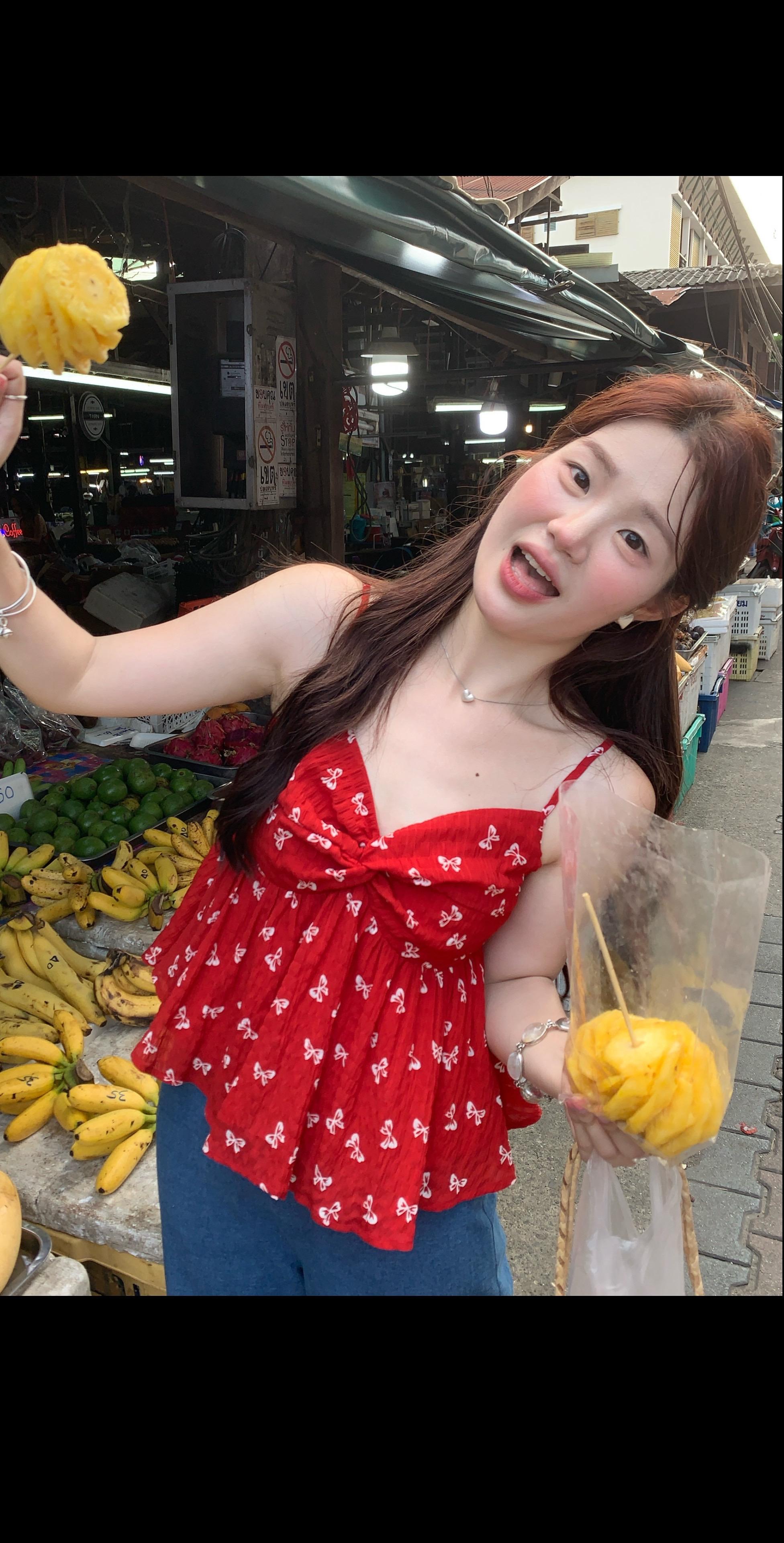 歌好听 衣服也很好看！