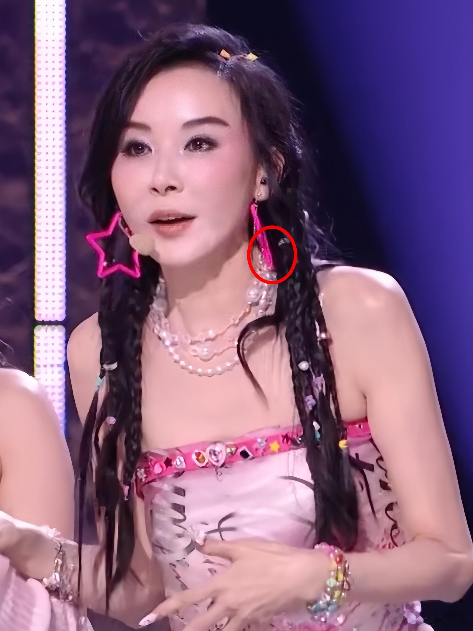 感觉萧蔷二公小考镜头好少，之前不是镜头挺多吗，是因为一公硬刚节目组所以被咔镜头了