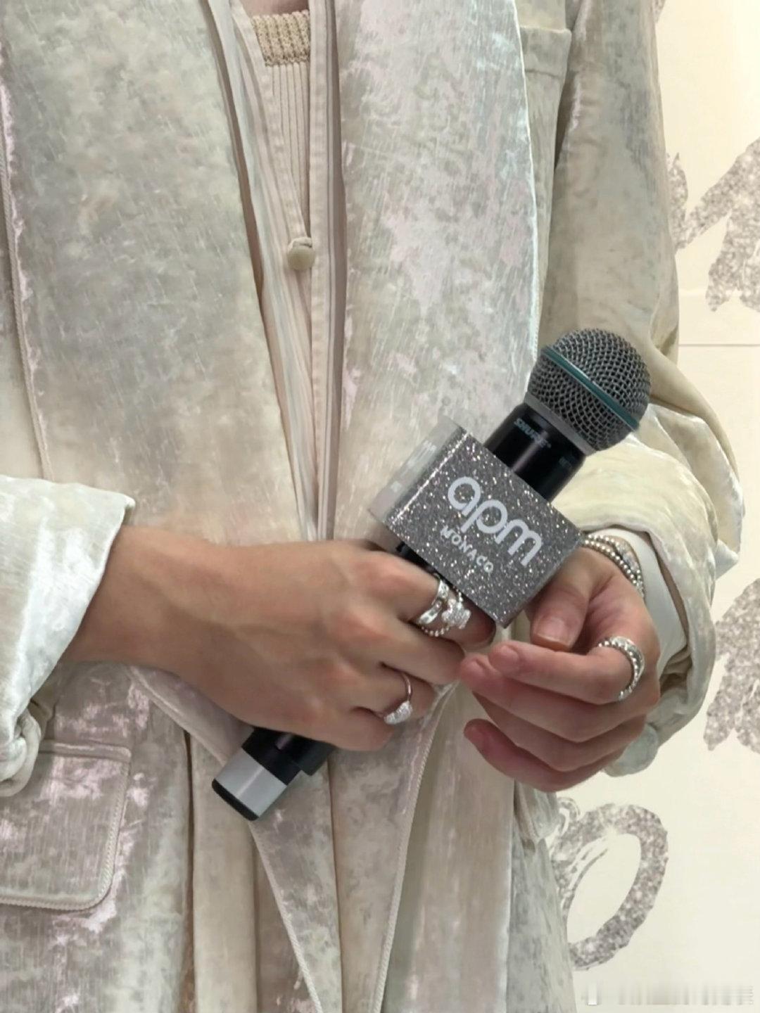 小然然的暖心瞬间！新加坡行程中帮女嘉宾装手机，真诚又温柔，一直都这么好～ 