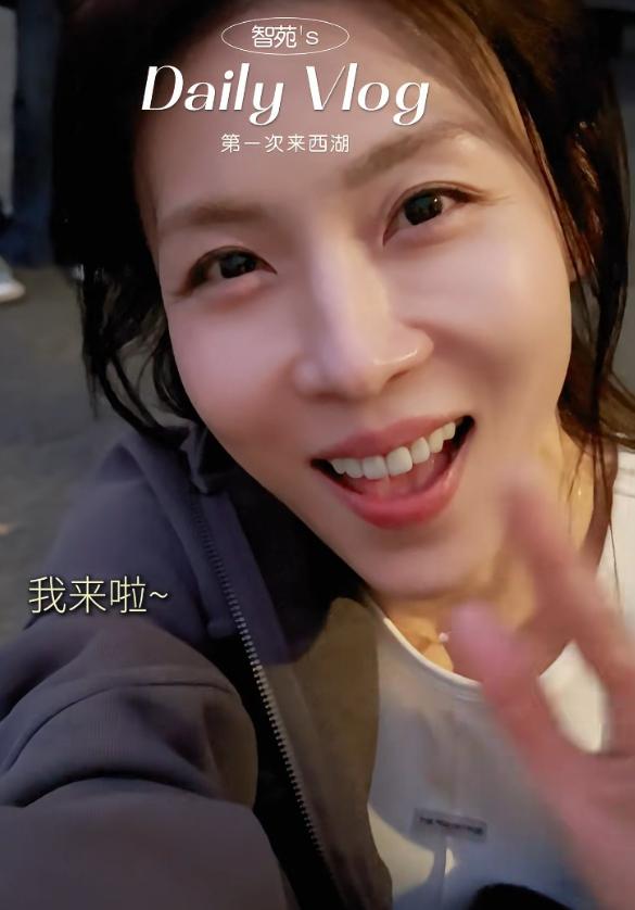 太意外了！5月9日报道，杭州西湖偶遇47岁女星河智苑深夜跑步，淡妆素颜低调出镜全
