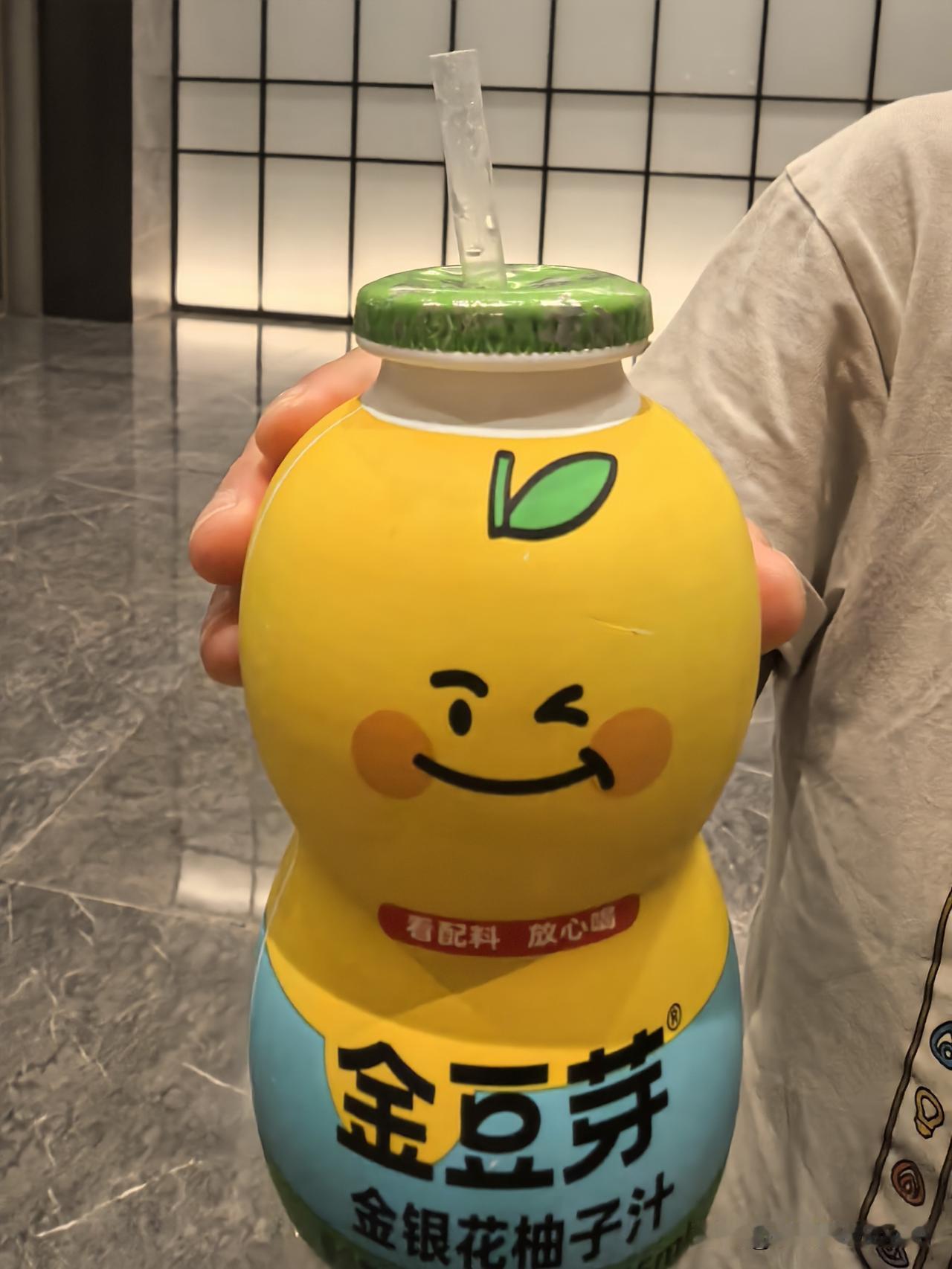 宝宝夏日运动后的小补给：金豆芽金银花柚子汁。
想起我小时候，也喝过金银花露，是大