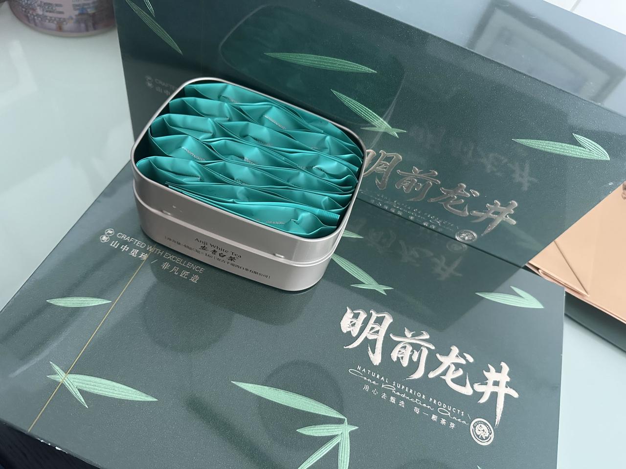 杭州明前龙井
杭州人讲究喝明前龙井。明前龙井指：杭州茶区在清明节气前采摘并制作的