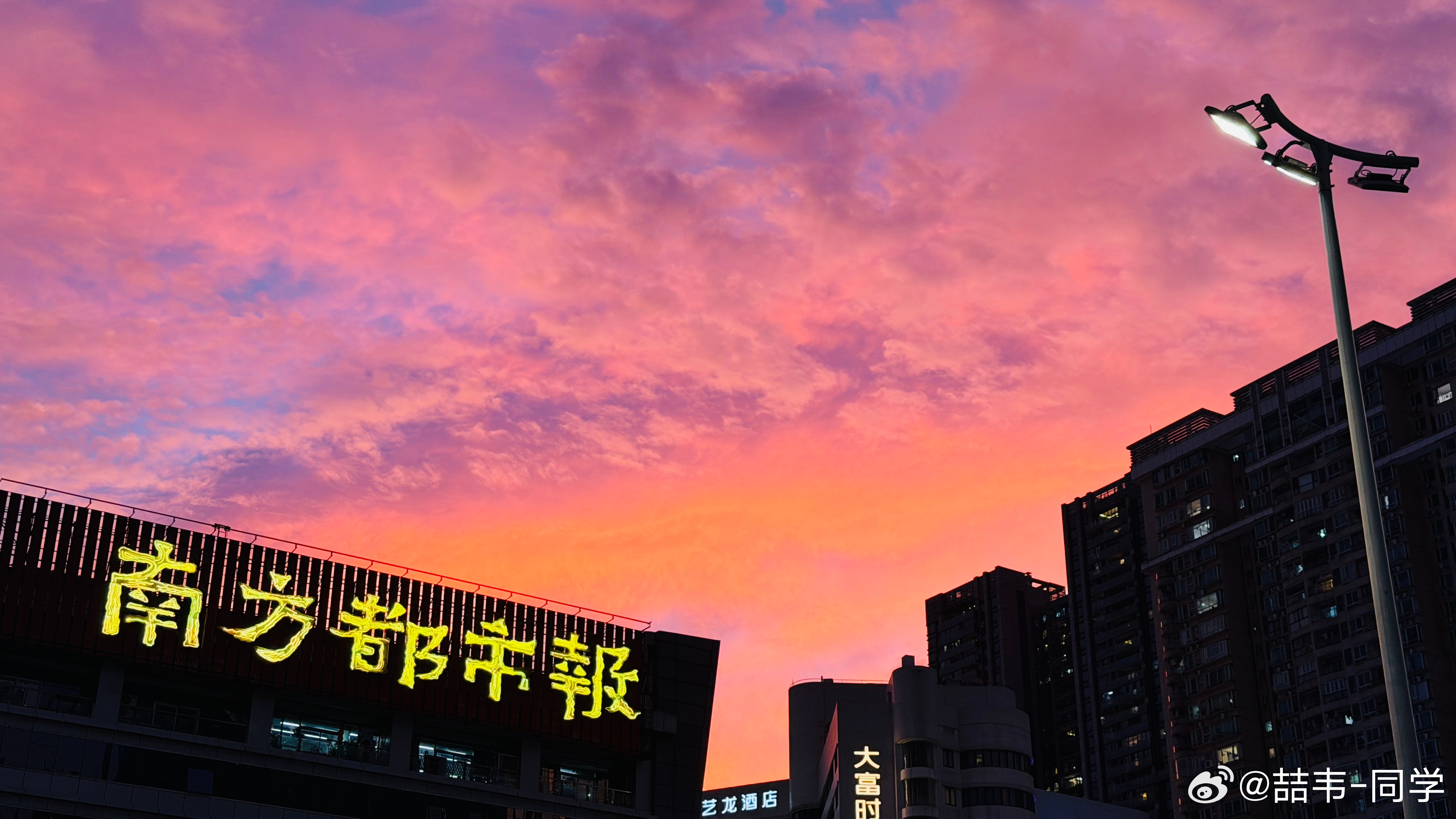 今天的广州天空，P前，P后，你更喜欢哪个画面 
