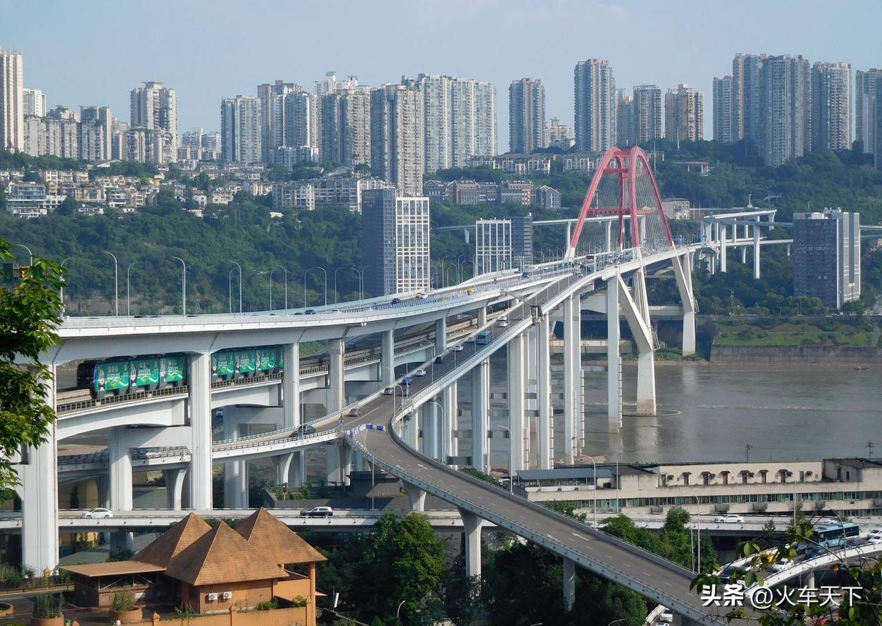 重庆菜园坝长江大桥，这是二十年前修建的了，是一座提篮式钢箱拱桥，主跨上层是公路，