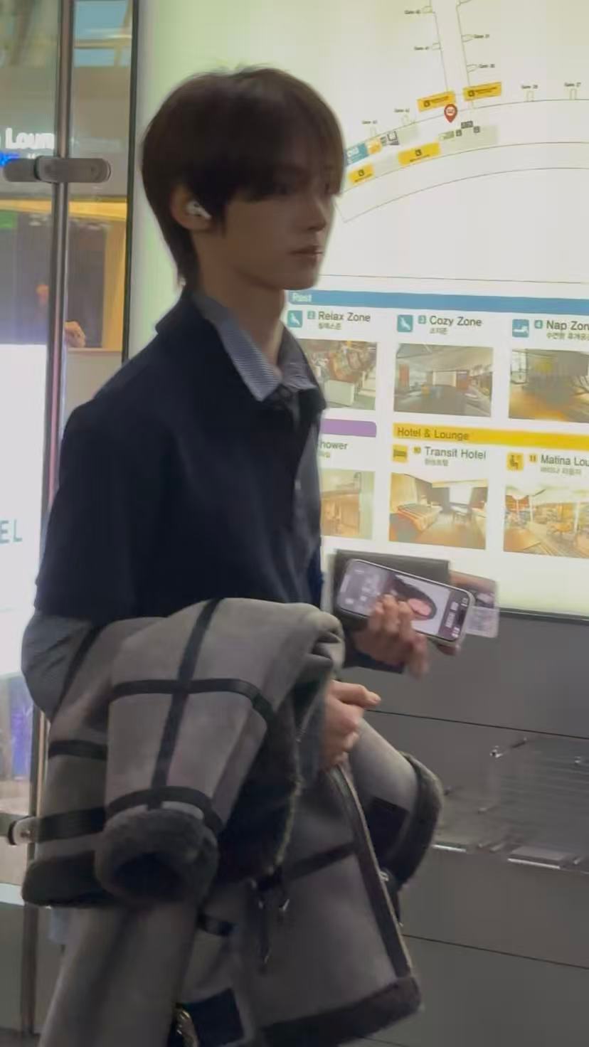 TWS韩振被拍到正在听《失眠》，“被你牵着的手是不可能的画面，拥有你的时间已经不