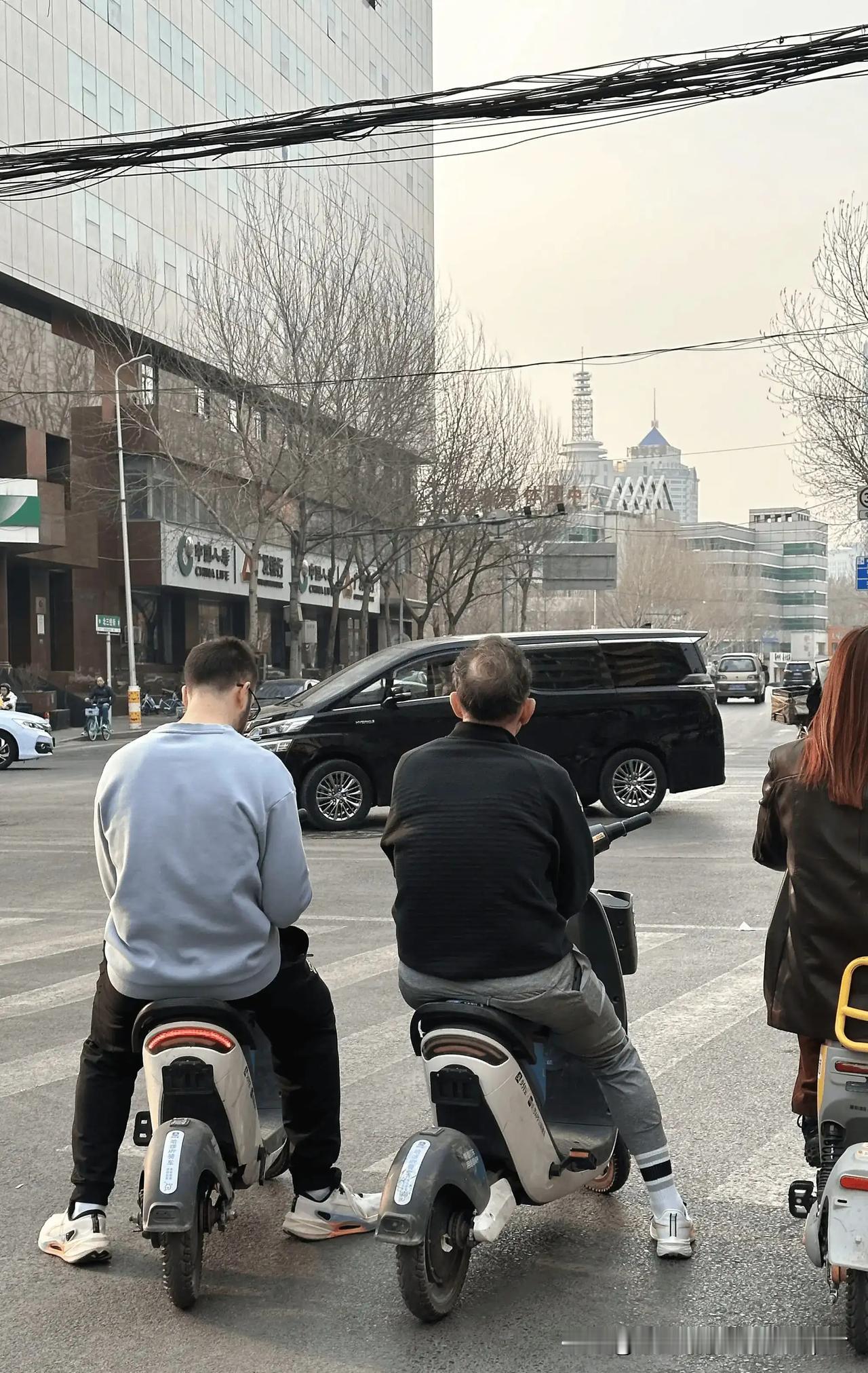 辽宁球迷在沈阳三经街偶遇外教乌戈骑电驴溜达，不知道是不是去银行存款，赵继伟在家里