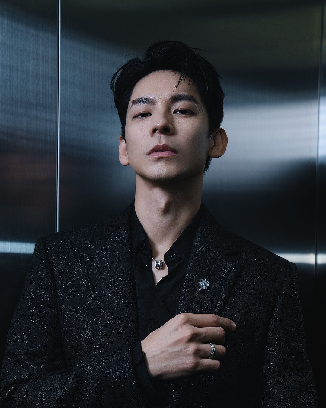 林柏宏颁奖典礼look✨👔：Versace💎：BVLGARI👞：Chris
