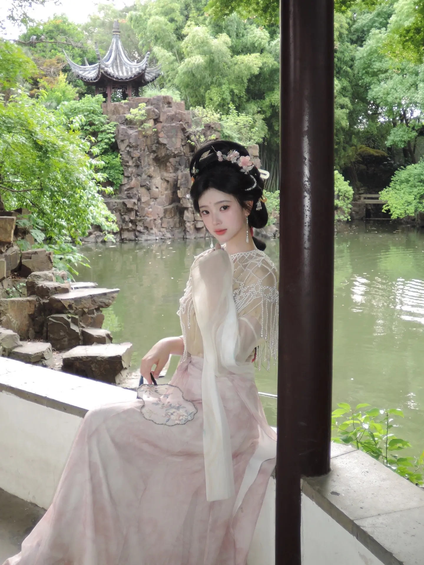 有美人兮 见之不忘。