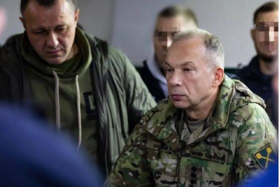 【西方专家称，乌军总司令首次拒绝执行泽连斯基的命令】
西方专家透露，乌克兰军队总