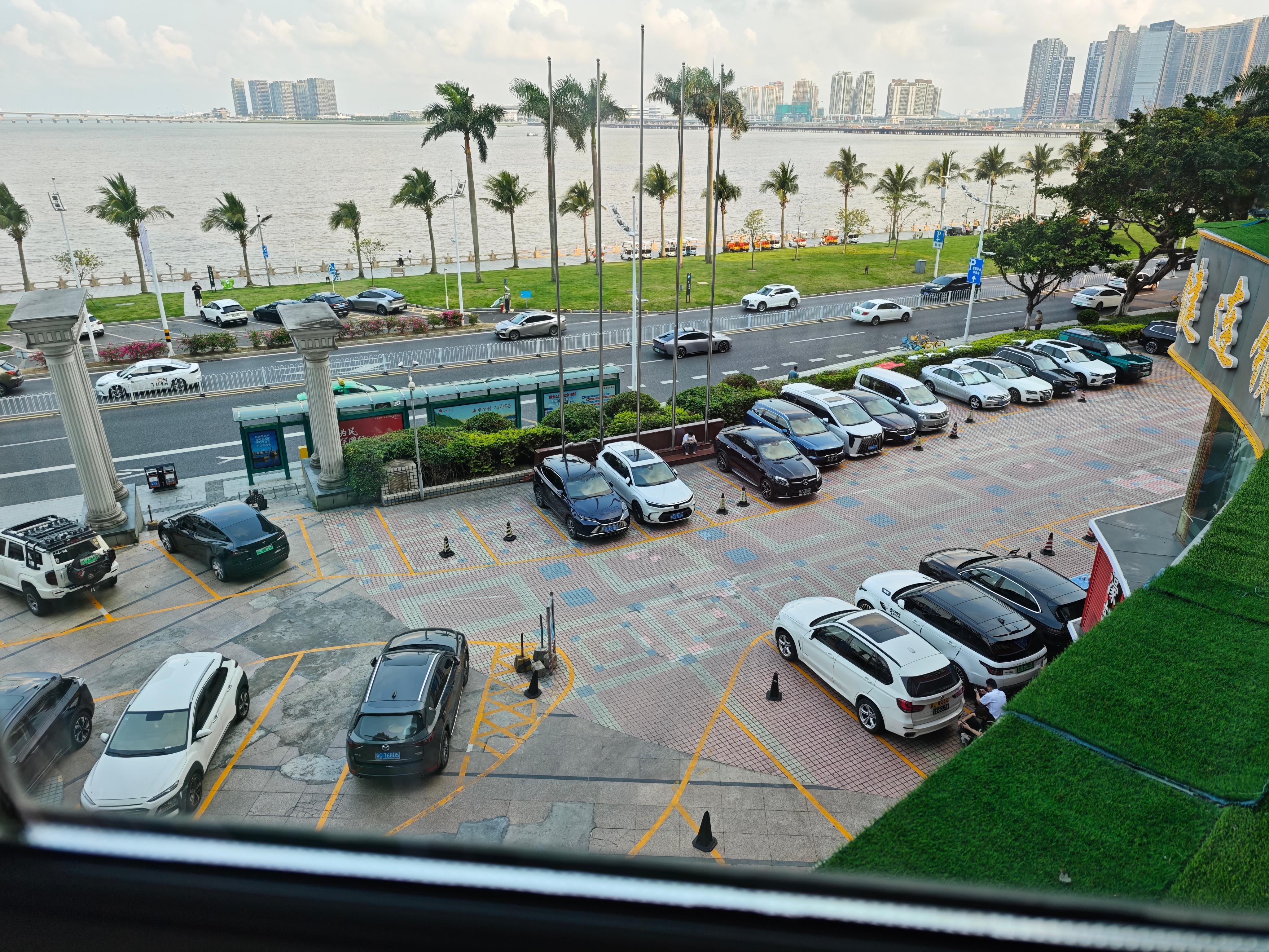 珠海的港澳两地牌车辆比例真多！我觉得起码有20％到30％了吧。几乎是每三台车就有