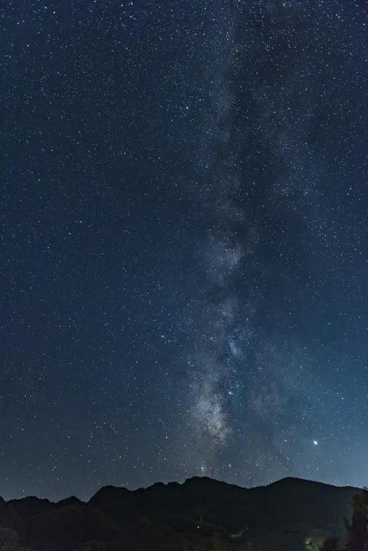 “看过宇宙，便不屑于人间纷争”



见星云坍缩、星辰起落
方知肉身短暂，执念浅