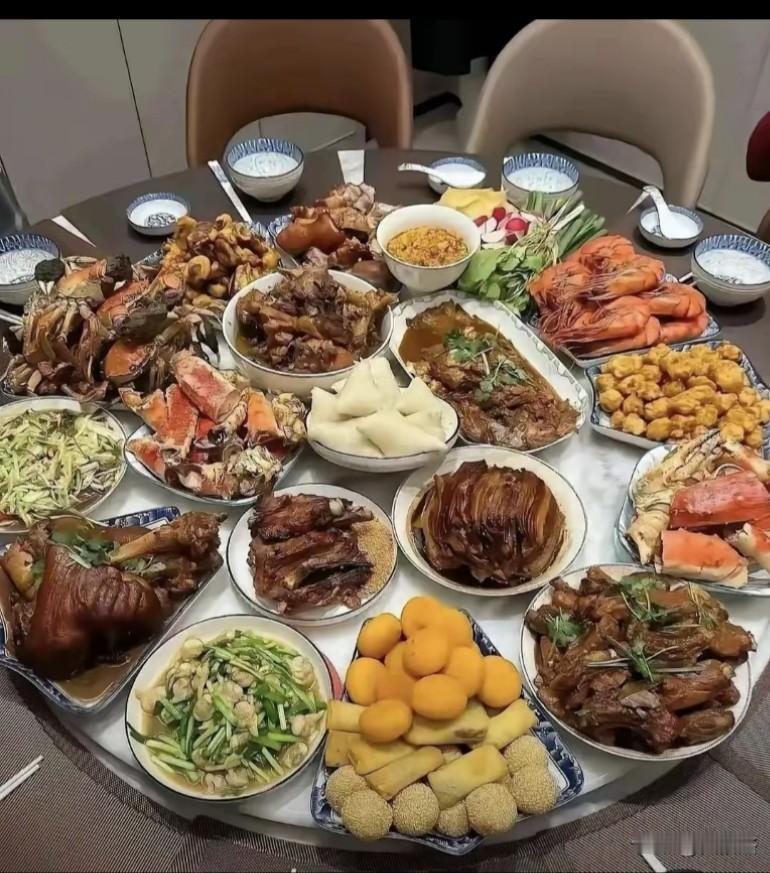这么一桌美味佳肴
一看就是富有家庭的标准
月收入得 2 万以上了吧家庭伙食开销