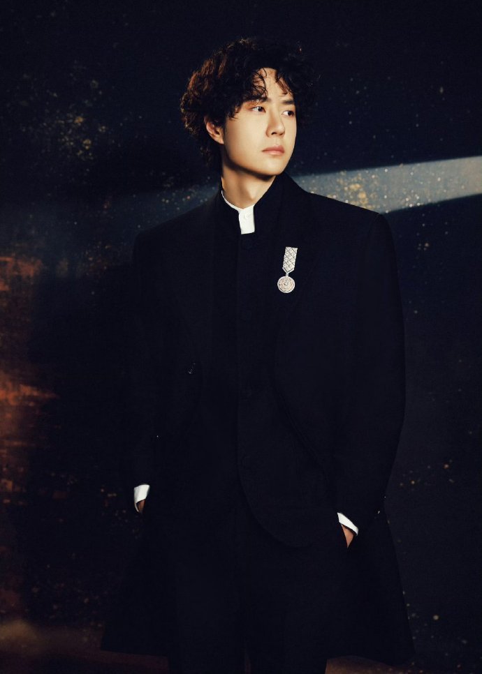 王一博花朵胸针王一博卷毛黑西装出发图哇！ 王一博卷毛黑西装出发图！ 