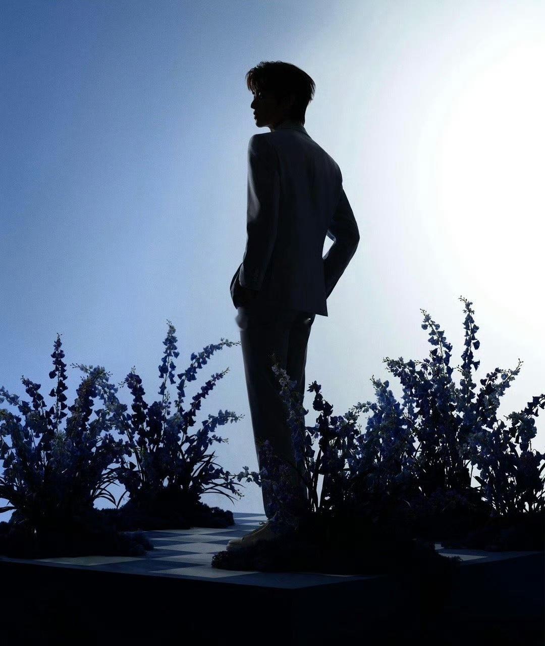 张康乐往那一站就怦然心动了如果说颜值是天赋，那气质就是修为。张康乐往那儿一站，就