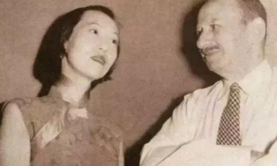 1984年，为了躲避跳蚤，张爱玲开始频繁搬家。

没人想到，写出《金锁记》的传奇