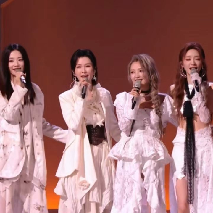 另一个天堂 视听盛宴何洁携手三位姐姐翻唱经典对唱曲目，直播舞台氛围感拉满，细腻唱