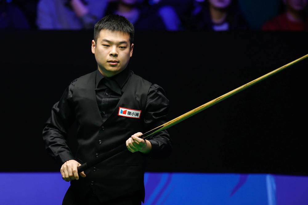 他把赛点局打丢的时候，整个球馆静得能听见自己耳鸣。9比7领先，两局就能结束的战斗