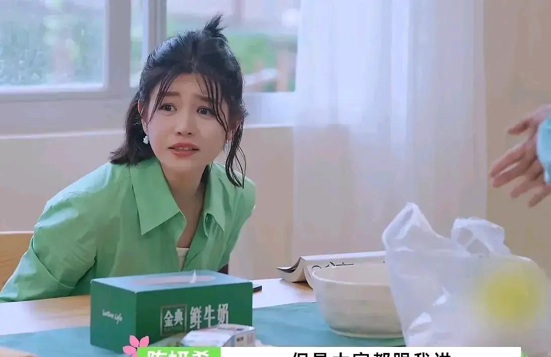 陈妍希有90%以上的概率是被离婚了。因为，她在新综艺上的表现，太心虚了，眼神飘忽