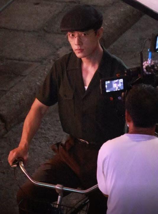 骑自行车的🚲🐰任少白，萌萌的   肖战 ​​​