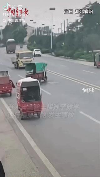 “太吓人了！”湖北襄阳，老人骑三轮车载着放学的孙子逆行横穿马路，一下被直行的货车
