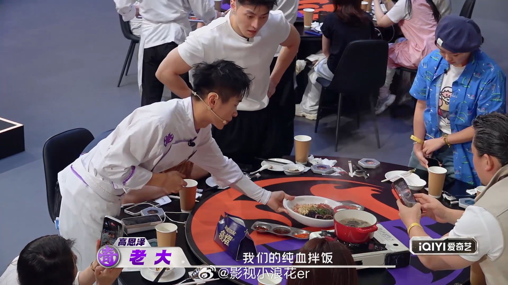 杨超越连吃饭的时候也是美的杨超越的脸 做男做女都精彩 你们觉得艺人卸下精致包装，