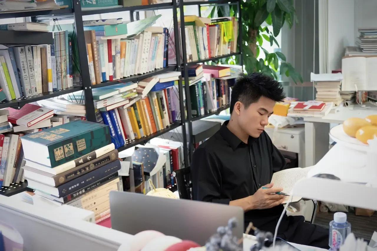 董宇辉说：“我本不善言辞，
却忙于各种应酬，
我本喜欢独处，
却四处奔波劳碌，
