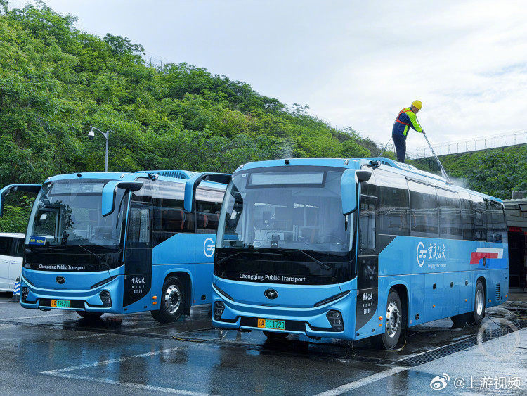 【护航“五一”假期出行 重庆机场快车“上线”20台应急运力】#五一重庆机场快车备