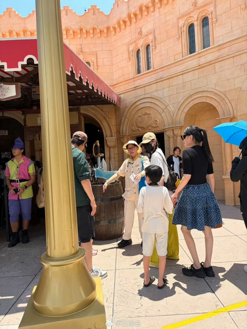 新加坡偶遇唐嫣罗晋一家三口感情真好啊打了之前说他们两要离婚的那些人的脸了 