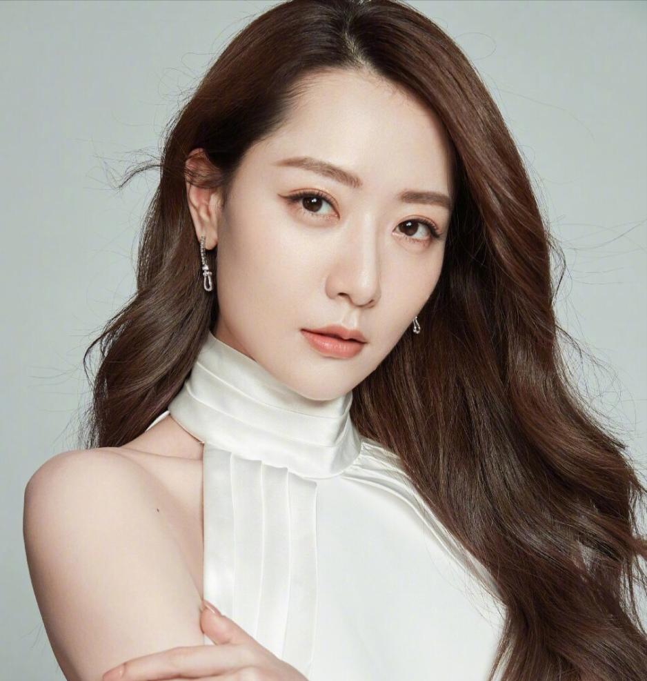 正在播出的电视剧《无可替代》里，演员白冰出演一个咨询公司的工作人员林珑，怀孕了，