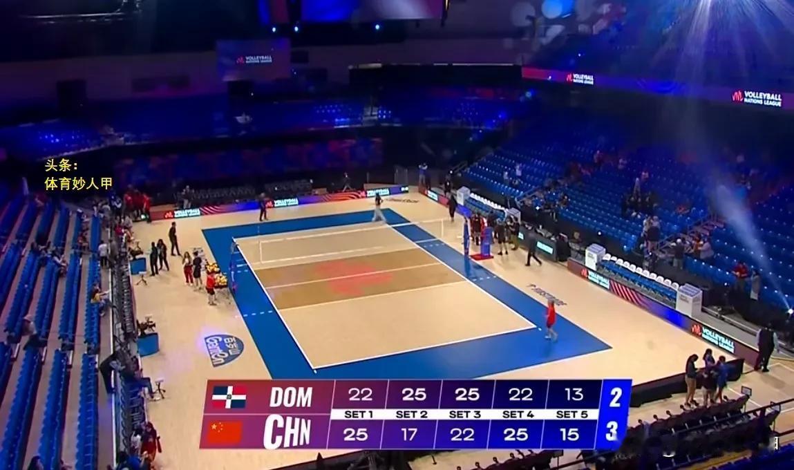 中国女排3-2多米尼加，直播解说员大赞中国女排1人：她的出场改变了场上的局势，大