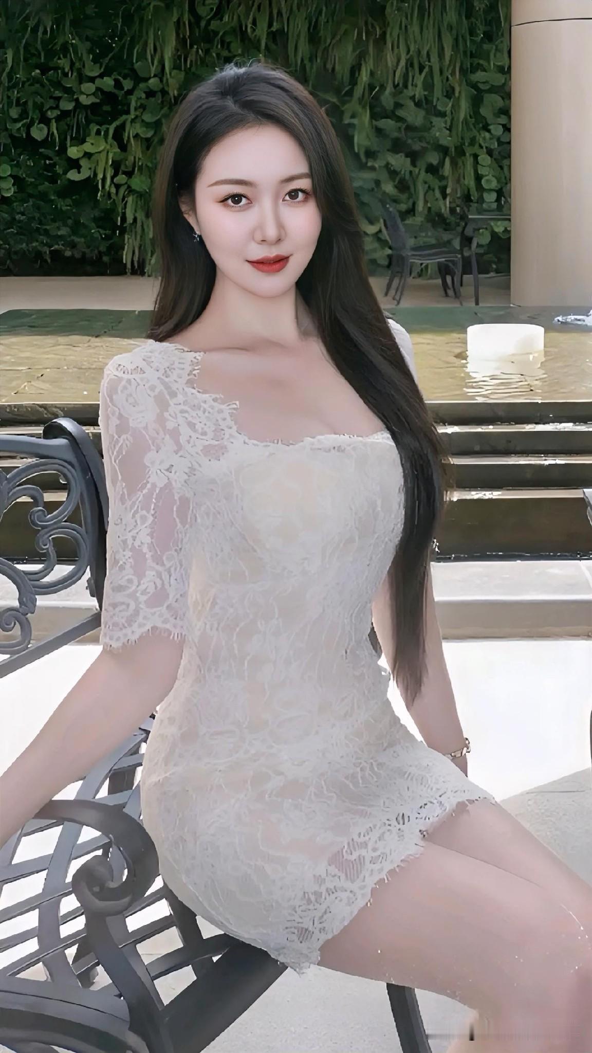 素蕾凝霜，暗香浮动。她静倚雕栏，长发如瀑垂肩，清眸浅笑间，水光潋滟，恍若初绽的白