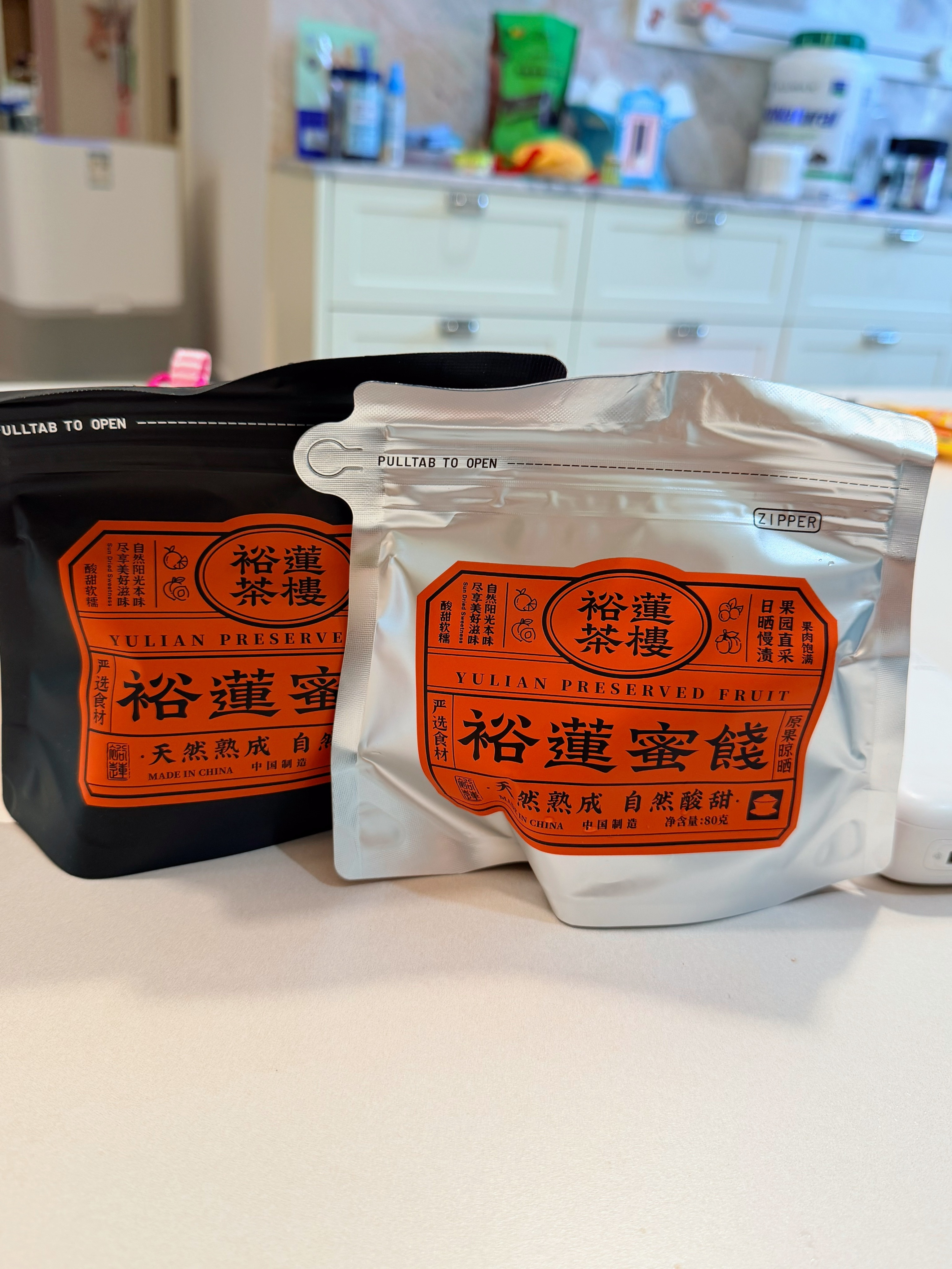 看到露思吃跟着买的，白色包装的酸梅肉我比较喜欢，黑色的厚肉李有点太厚了 