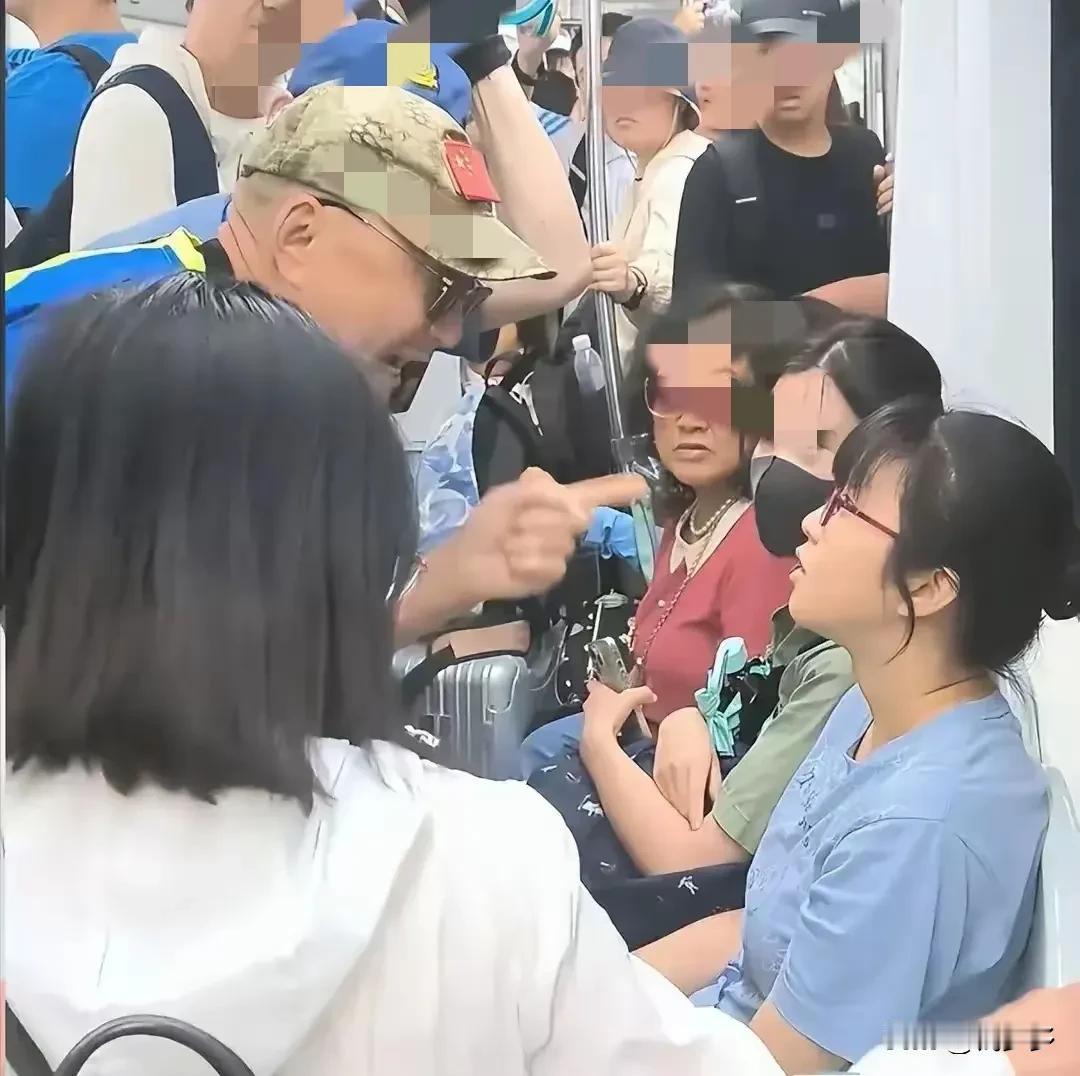 2024年6月24日，一位网友发布了一段视频，视频中，北京地铁上一位老人强势要求