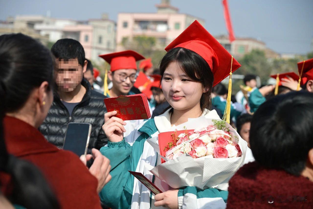 我发现今天高考家长们比以前安静多了，爸爸们不再穿着旗袍露出毛茸茸的大腿，妈妈们也