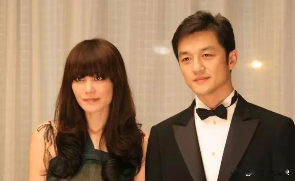 这是李亚鹏和王菲感情浓厚时的一张照片，那时候李亚鹏真帅，无论身材还是面相，都是一