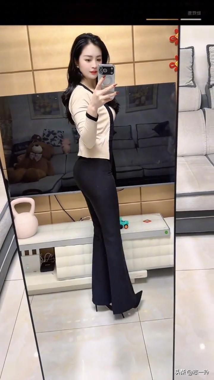 优雅穿搭指南：米色上衣+黑色阔腿裤，尽显时尚气质！👗👠