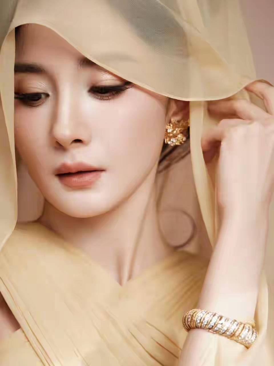 杨幂裸纱披风加身美出了新高度！