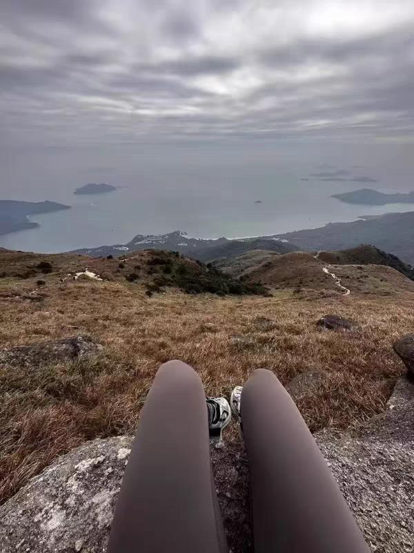 穿瑜伽裤爬山有什么问题吗?瑜伽裤爬山感觉挺好的，不用担心划破裤子。还可以展示完美
