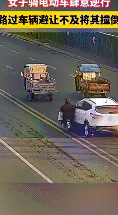 咱就说这位大姐，骑电动车过马路可有点任性噢！不但逆行还不看正常行驶的车子，结果哐