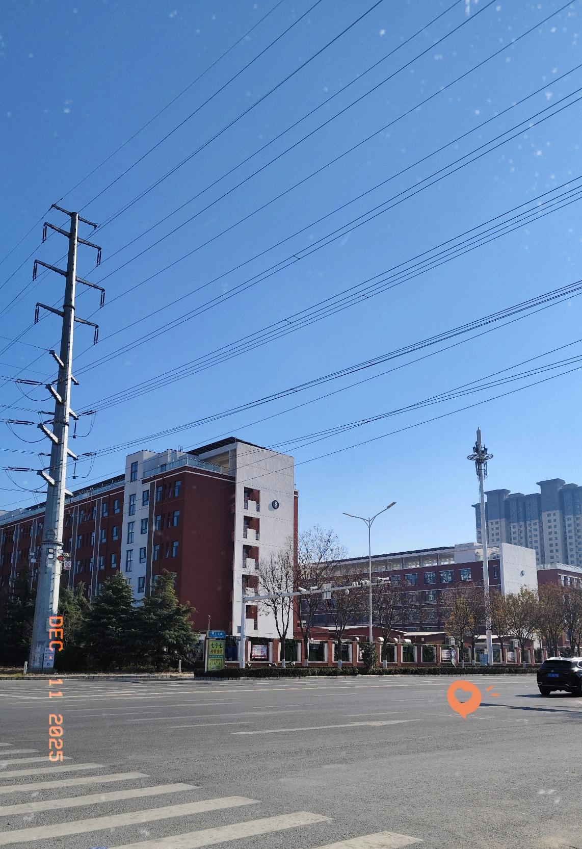 冬日的晴天里，站在路口往对面望，视线里的画面清清爽爽。

湛蓝的天空连一丝云絮都