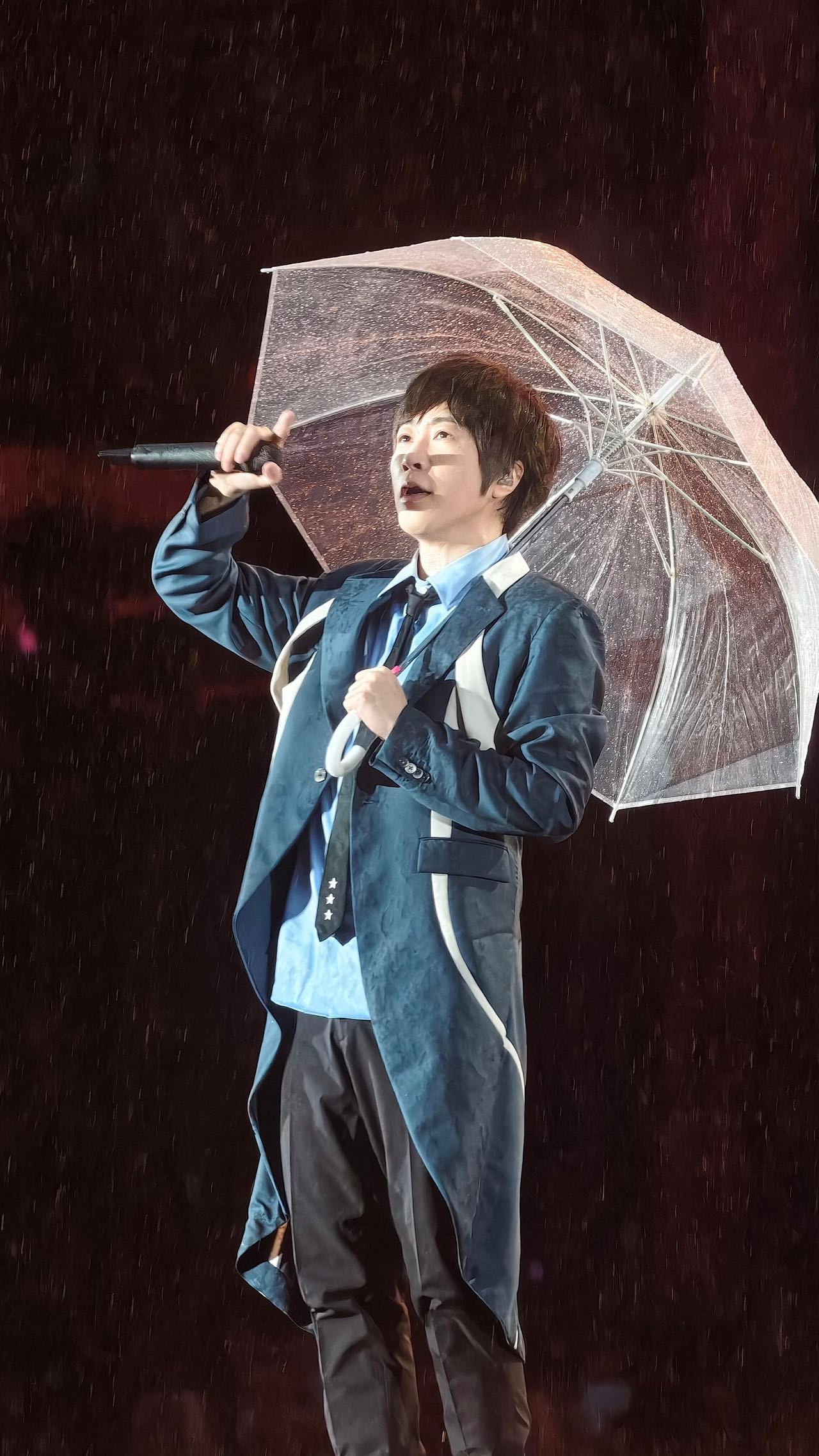 五月天也没顶住五月的天阿信也顶不住五月的天五月天鸟巢演唱会遭遇暴雨袭击，阿信当场