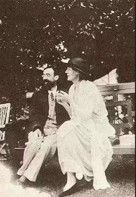 【来自投稿】图一:维吉妮亚·伍尔夫和英国作家里顿·斯特雷奇。他们一度订婚，但由于