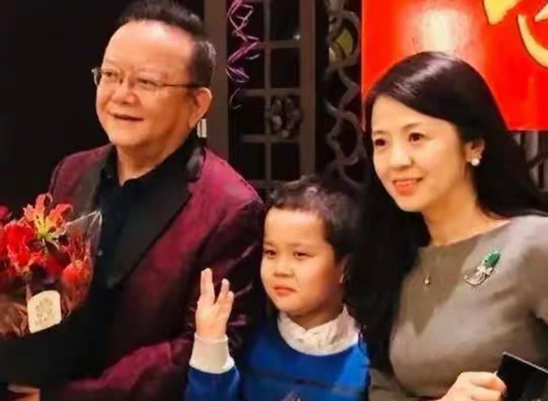 王刚他真的去美国了吗？
 
这些有名有钱有地位的人，都不敢在本国待，因为外国月亮