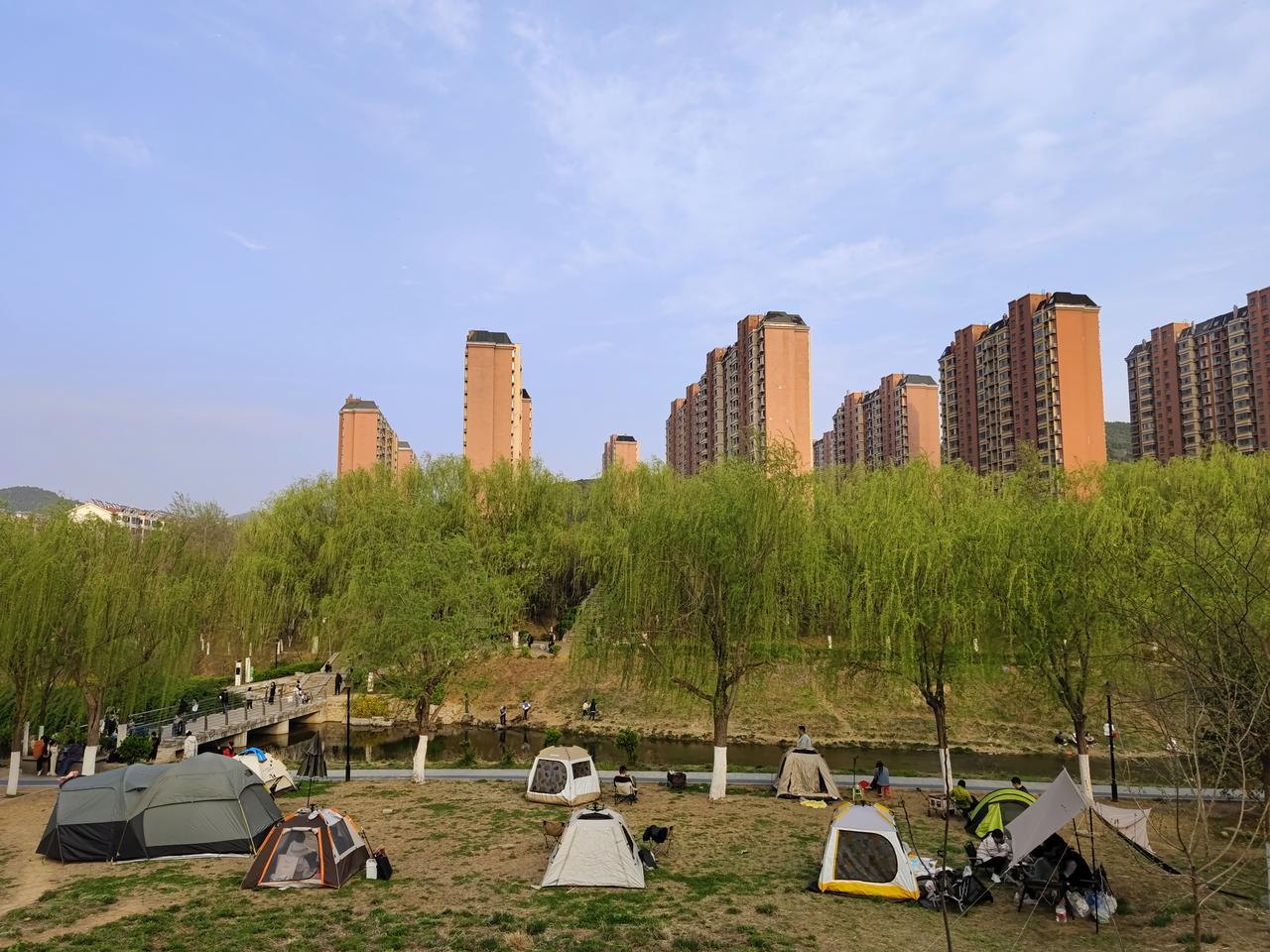 人吧，就这么怪，一边是高楼大厦，一边是直不起腰的帐篷，是睡在楼房里的卧室舒服，还