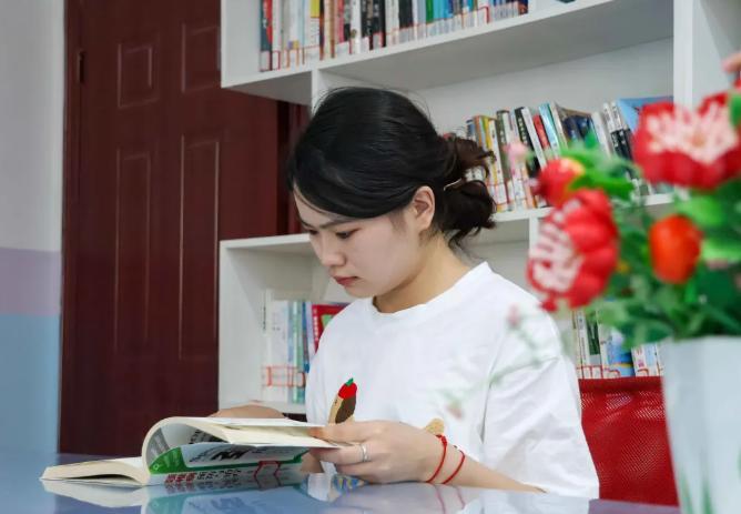 👧 马小娜：贵州省毕节市儿童福利院培养出来的首位博士
 
核心身份：2025年
