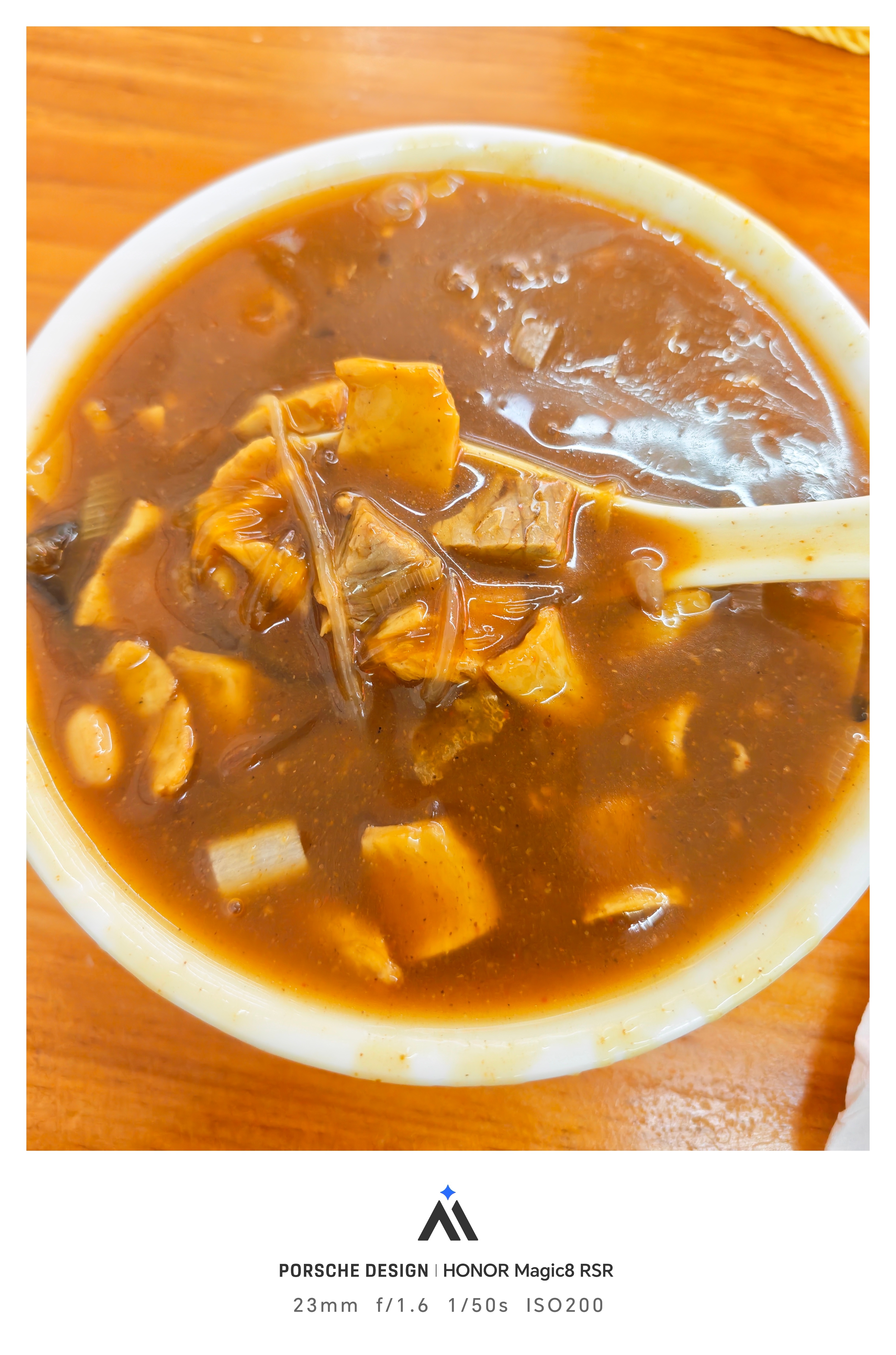 早上溜达无意解锁了一特好吃的牛肉胡辣汤，不仅味道好，而且牛肉还特多。 