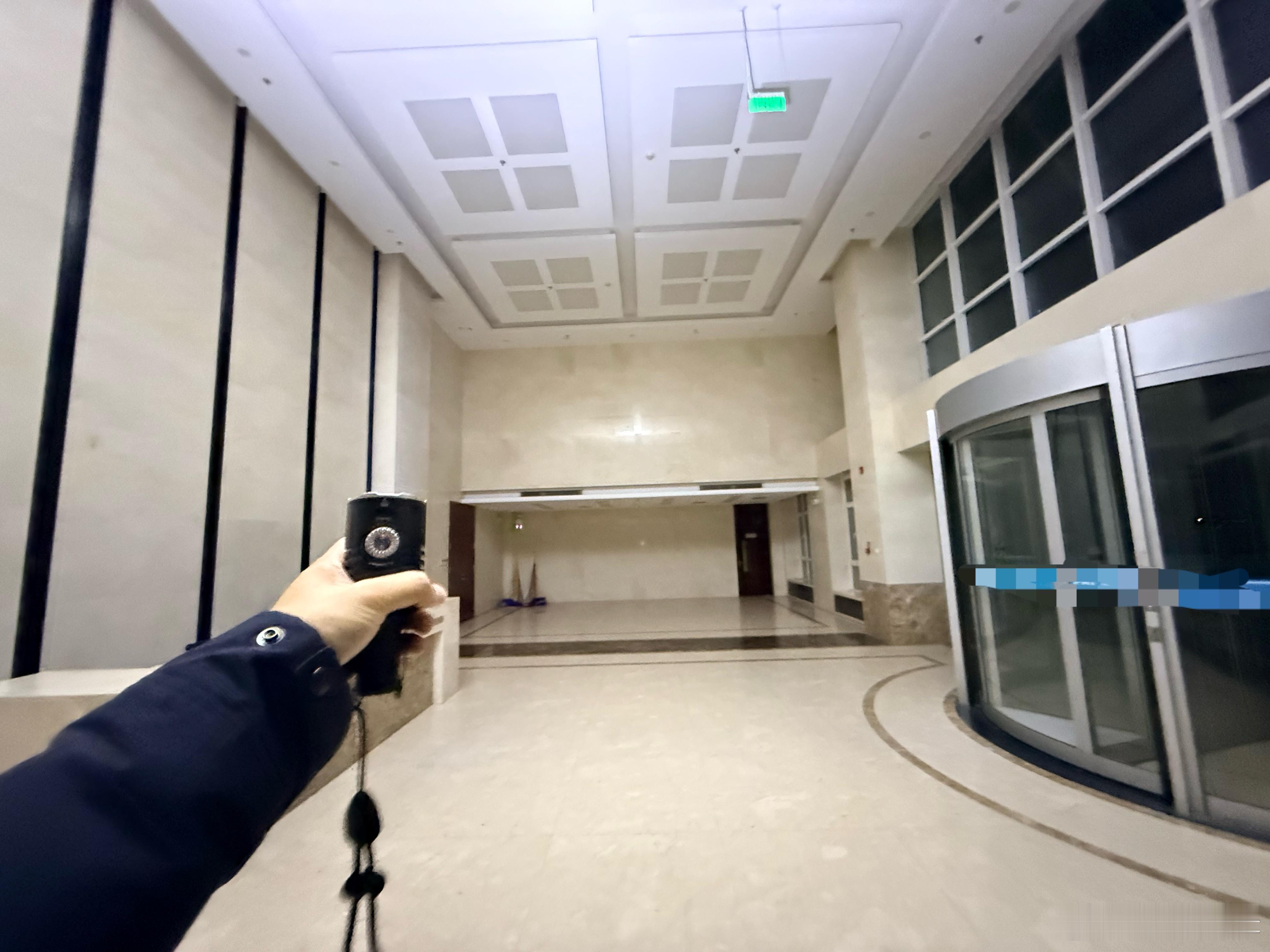 纯黑环境下的菲尼克斯L35R PRO的一万流明手电，大概就是这个效果，照了半分钟