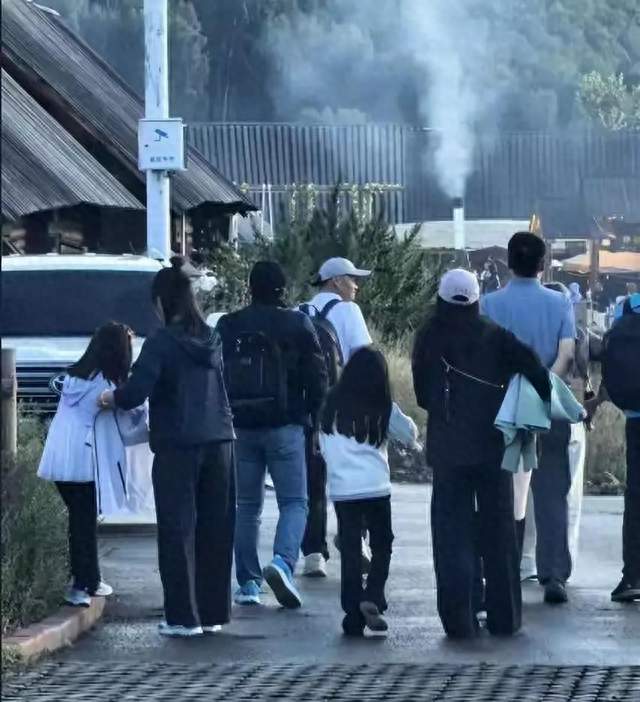 霍启刚全家新疆度假，紧搂郭晶晶满是爱意，霍震霆主动让位亲家公