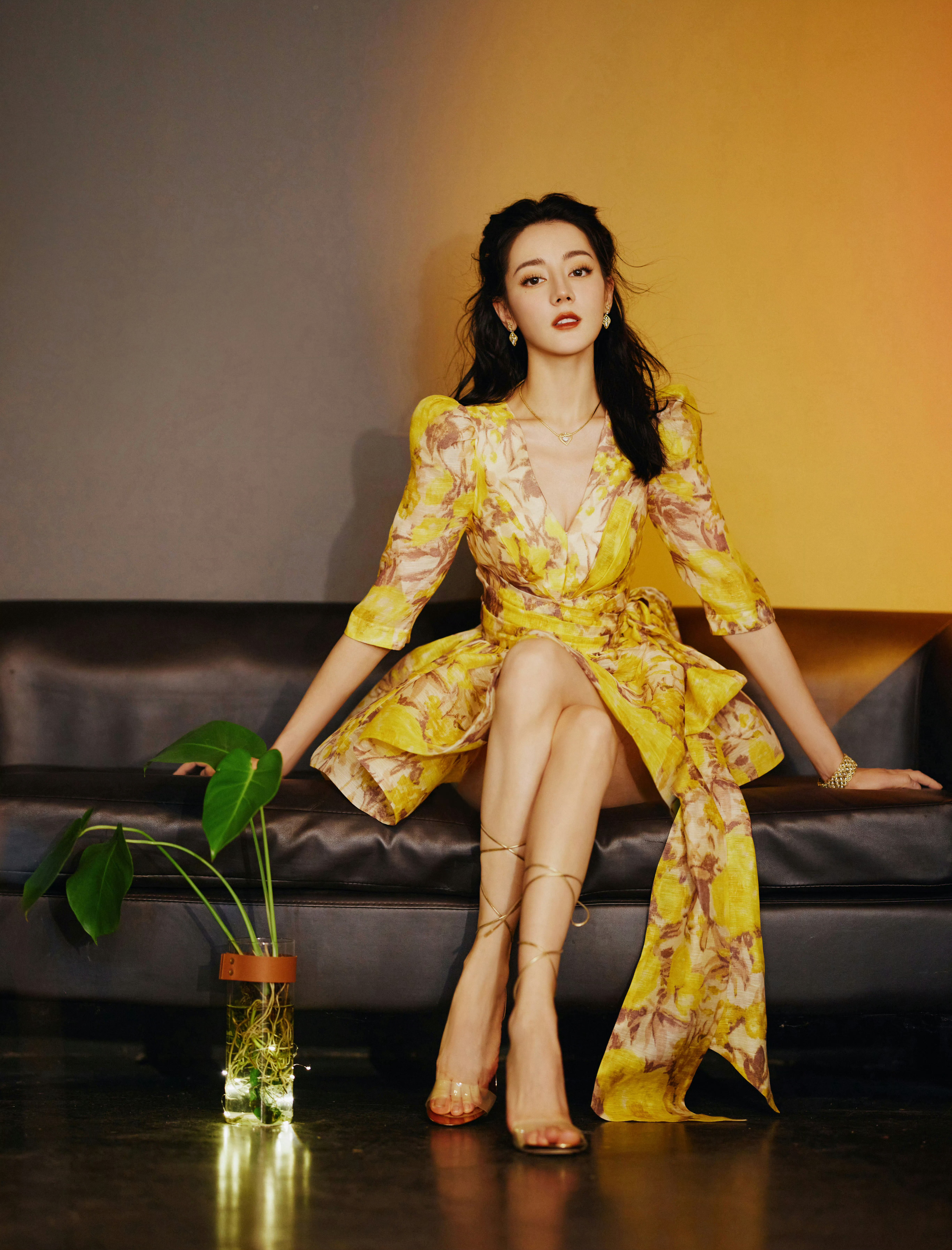 迪丽热巴红秀周年刊预告迪丽热巴鎏金女神造型期待美巴的红秀周年封面 