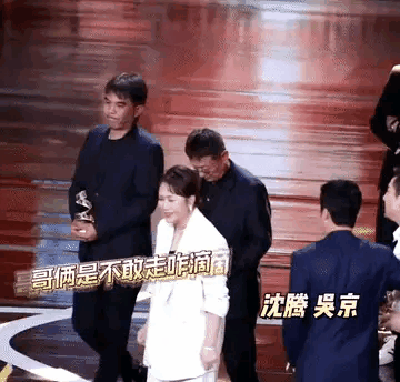 这C位有这么可怕吗，全都在你推我让的，没一人想站。